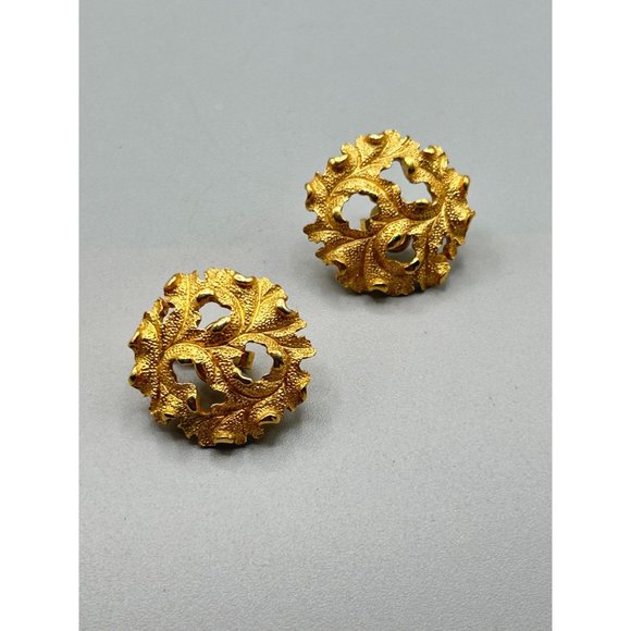 Vintage Signed Trifari Clip Earrings Gold Tone Textured Leaf Design Round Clips - Picture 3 of 6